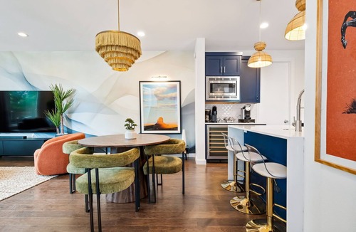 East Cesar Chavez House | Hot Tub Club | Pool | BBQ | Walk to Rainey St