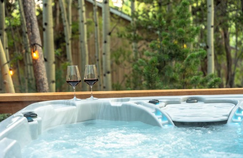 Black Hawk Cabin | Hot tub, Gym, Sauna, Game Room, Dogs