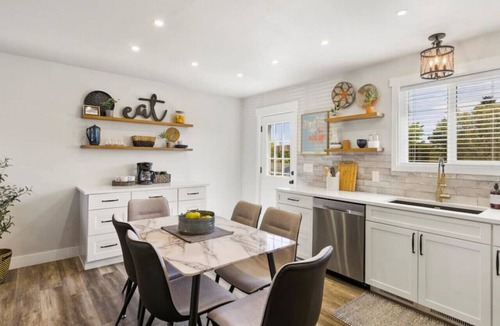 Monument House | HOT TUB, Newly Remodeled, Mountain views, Walk to Downtown!