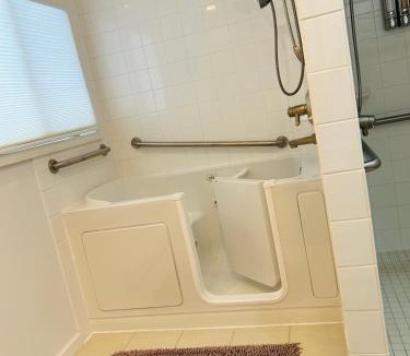 Northeast Anchorage House | Hot Tub Stunning Mountain Views 2 kitchens 4 bedroom 2 bathroom