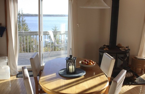 Walkerville House | House with a bright, breathtaking view by a private beach and wharf