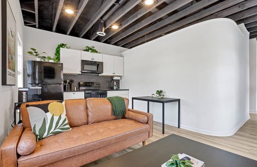 German Village Apartment | Housepitality - The City View Suite
