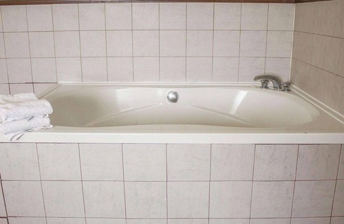Columbus Hotel | Howard Johnson by Wyndham Columbus State Fairgrounds I-71