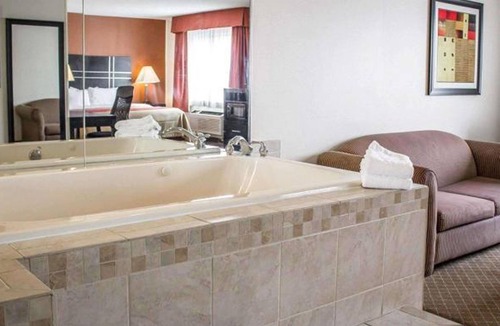 Columbus Hotel | Howard Johnson by Wyndham Columbus State Fairgrounds I-71