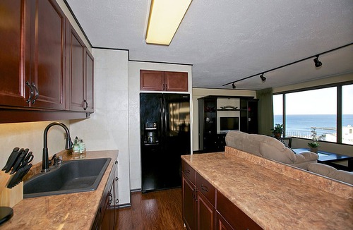 Waikiki Condo | Huge Panoramic Ocean View. Walk to the Beach. Low rate of 3,900 per month.