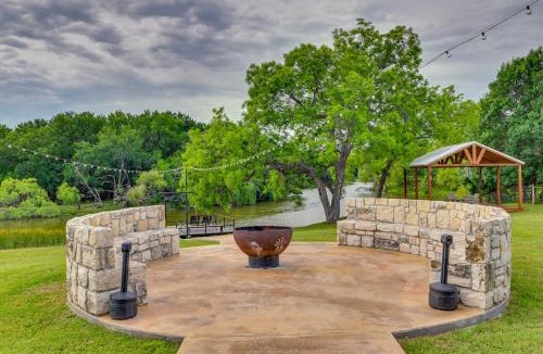 Dennis House | Idyllic Farm Setting! Granbury 'White Daisy Cabin'
