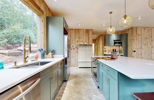 Hope House | Idyllic lakeside house with outdoor sauna, patio and firepit