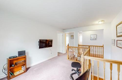 Waldoboro House | Idyllic waterfront home with furnished deck, grill, sweeping views & private W/D