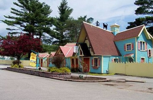 North Conway House | In Village/Best Location/Hot Tub/Yard/3 Fireplaces/walk to river