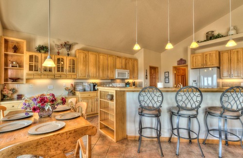 Parker House | Incredible find! Gathering spaces, mtn views, bbq, 10 min to horse park and town
