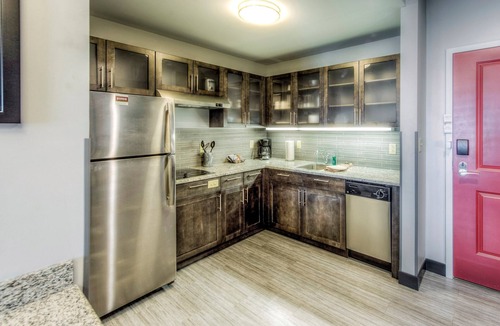 Columbus Apartment | Indoor Pool + 24 Hour Business Center | Studio Suite Only 1 Mile from OSU!
