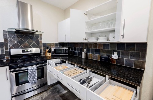 Blackshear-Prospect Hill House | Industrial Loft perfect for Foodies - KING beds