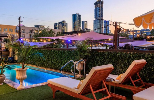 East Cesar Chavez House | Inn Cahoots on 6th: 5BR/13BedsPool, Rooftop, Garden Bars, Walk to Everything!