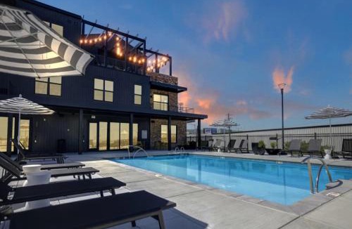 Avondale Apartment | Intimate Flat with Pool, Gym, and Stunning City Views