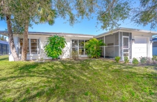 Oakland Hills House | Introducing Caddy Shack,the perfect abode for your short-term stay. This delightful 2 bed, 2 bath canal home has been thoughtfully remodeled to exude a beachy atmosphere