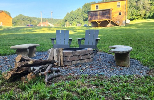 Creston Cabin | Jones River Cabin | Riverfront Stay with Hot Tub | Near West Jefferson