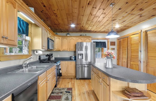 Spruce Pine Cabin | July & August Special ~ Mtn Views, Hot Tub+Fire Pit, WiFi, Fireplace, Grill!
