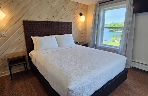 Greenville Junction Hotel | Juniper Motel-Deluxe Double Queen*RM7*Pet Friendly*Lake Access