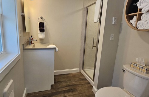 Greenville Junction Hotel | Juniper Motel-King Suite Deluxe*RM5*Lakefront*ATV Access