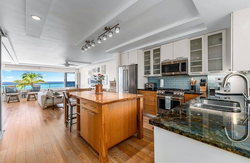 Diamond Head - Kapahulu - St. Louis Condo | Kaimana Surf Luxe by Gather: Beachfront 1BR w/A/C, Views & Dining