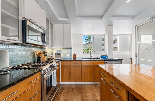 Diamond Head - Kapahulu - St. Louis Condo | Kaimana Surf Luxe by Gather: Beachfront 1BR w/A/C, Views & Dining