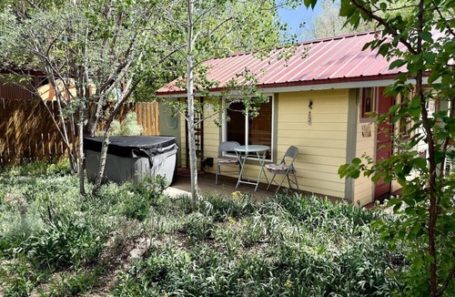 Moab Cottage | Kenzie's Tiny Cottage- Prvt Hot Tub & Rain shower