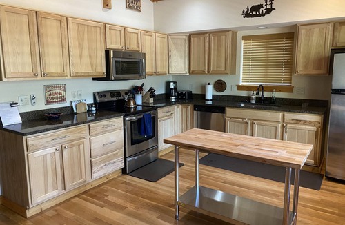 Ronald Cabin | Kid Friendly Cabin with Mother-in-law Suite and Hot Tub!