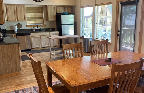 Ronald Cabin | Kid Friendly Cabin with Mother-in-law Suite and Hot Tub!