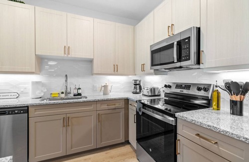 McNeil Apartment | King 1 BD 1BA Suite w Pool/Gym/Parking & Office!
