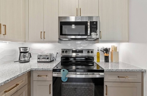McNeil Apartment | King 1 BD 1BA Suite w Pool/Gym/Parking & Office!