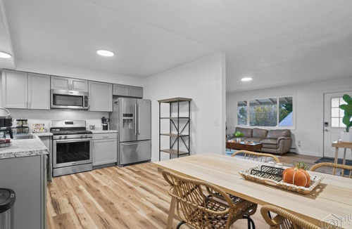Palmer Apartment | King Bed. Pet & Family Friendly Upper unit. Walking Distance to Downtown Palmer