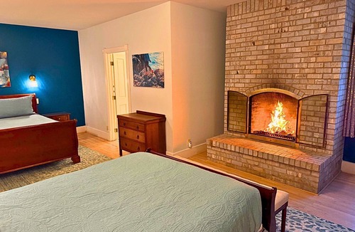 Lopez Island Hotel | King+Queen Beds ~ Soaking Tub ~ Fireplace ~ Boutique Hotel Room in Lopez Village