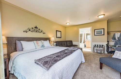 Sequim House | King Spa Room - Jetted tub, View