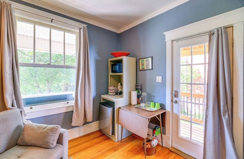Bristol Apartment | King Studio Suite w/Walk-in Shower Pet Friendly