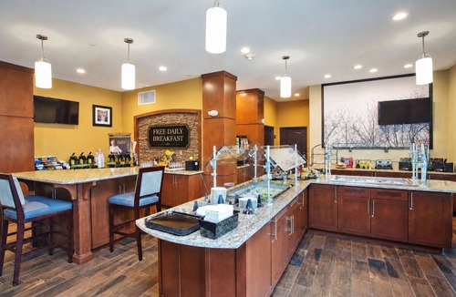 Sweetbriar Apartment | King Suite w/Free Breakfast Included! Outdoor Pool, Near Downtown Austin