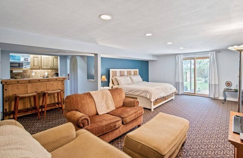 Club Crest Apartment | King suite w/hot tub, fire pit, & luxe bathroom