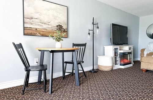 Club Crest Apartment | King suite w/hot tub, fire pit, & luxe bathroom