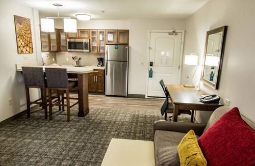 Midtown Anchorage Apartment | King Suite With Walk-In Shower & Free Breakfast
