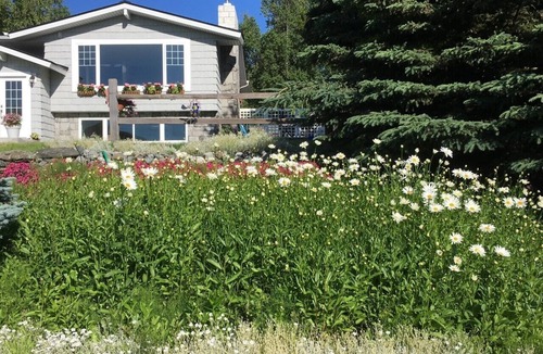 Sand Lake House | L'Escale: charming upscale studio in quiet South Anchorage neighborhood.