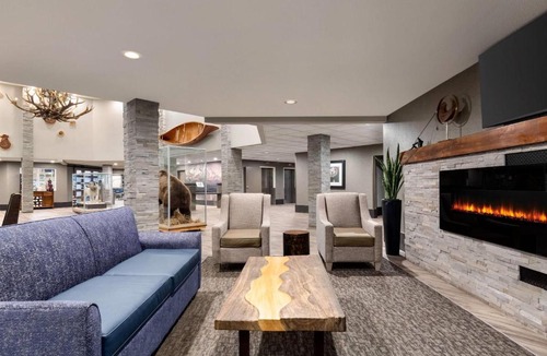 College Hotel | La Quinta by Wyndham Fairbanks Airport