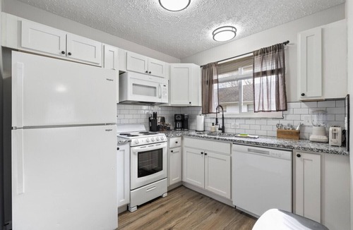 Grove City House | La Rosa Retreat- 2BR, 1 BA, Free Parking