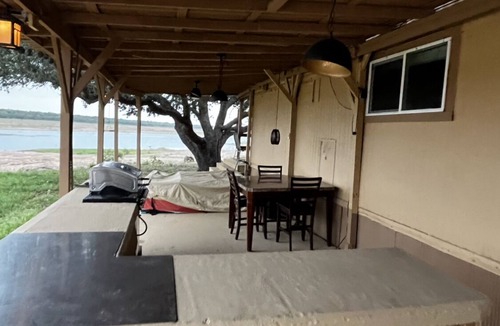 Buchanan Dam Cottage | Lake Buchanan Water Front Cabin ~ Hot Tub, Fire Pit lounge, Grill, Kayaks.