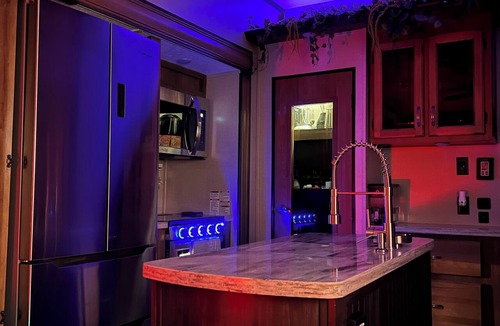 Willis Cabin | Lake front on Conroe RV Stay !