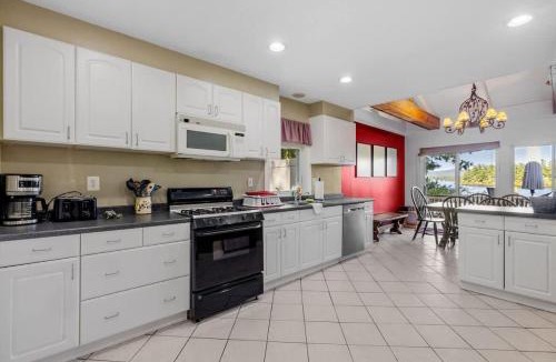 The Bays House | Lake Home with Private Beach and Hot Tub