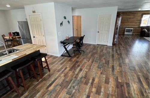 Lake Louise House | Lake Louise, Alaska Retreat – Spacious 4-bedroom Lakefront Getaway.