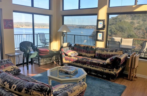 Spicewood House | Lake Travis Home on End of Cove!