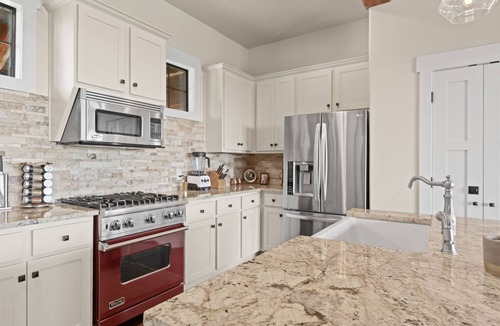 Leander Cabin | Lake Travis Luxury 5bd/3bath Cabin Hollows Resort