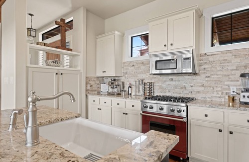Leander Cabin | Lake Travis Luxury 5bd/3bath Cabin Hollows Resort