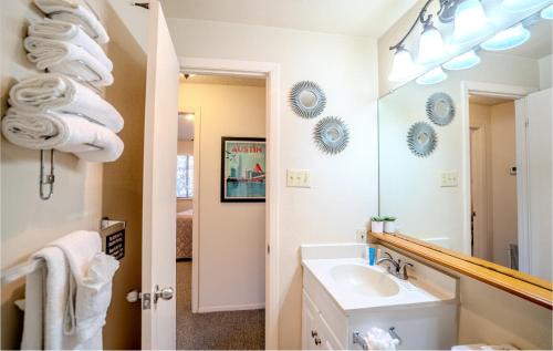 Lakeway House | Lakefront Bungalow with Community PoolHot Tub #3