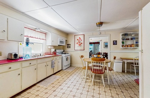 Smithfield Cottage | Lakefront dog friendly cottage w/a dock & beautiful sunset views